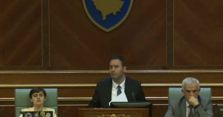 “Paj, veç mos me iu lënë vet hiç për besë”, Konjufca shkakton të qeshura në kuvend gjatë fjalës së Lekajt