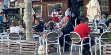 Ambasadori amerikan me bashkëshorte porosisin qebapa, qytetari: Çfarë shembulli i mirë