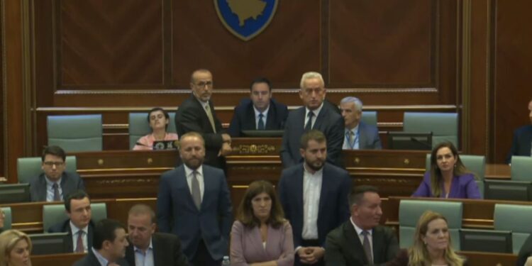 Deputetët e opozitës e bllokojnë foltoren e Kuvendit: Ky është vendimi i Konjufcës