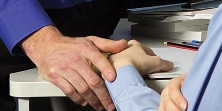 “Ma mbylli derën e klasës dhe mu afrua…”/ Dëshmia e 13-vjeçares që po dyshohet se u sulmua nga arsimtari 64-vjeçar në Pejë