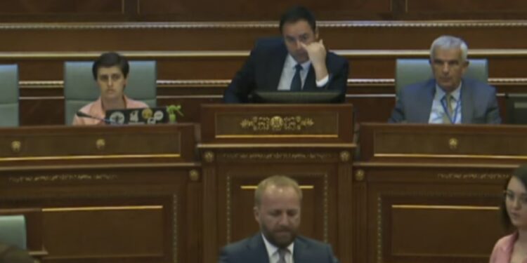 Momenti kur Abelard Tahiri e shkuli mikrofonin e foltores