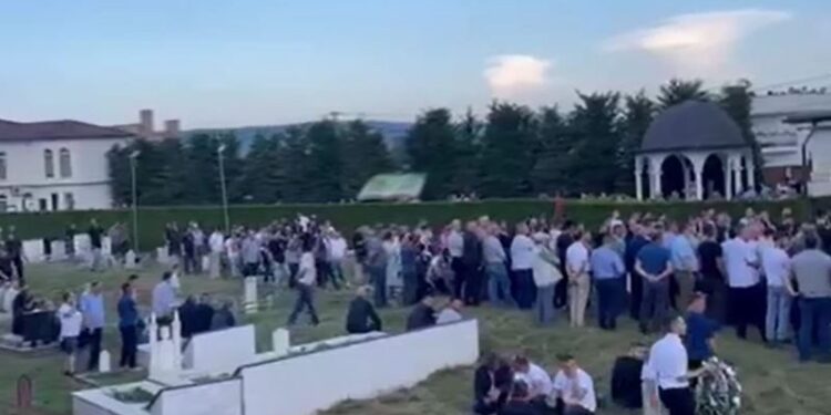 E dhimbshme: I jepet lamtumira e fundit 30 vjeçarit që u mbyt pasi i ra lisi në Prishtinë