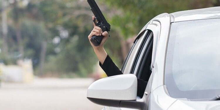 Gara me vetura i kushton 22-vjeçarit në Mitrovicë, një person e gjuan me armë në automjet