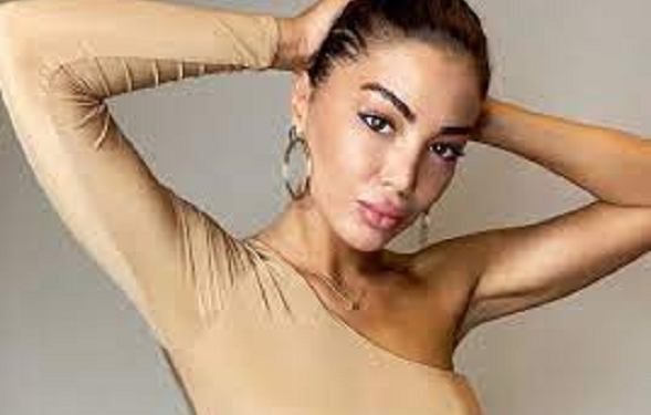 Majlinda vjen me poza seksi në bikini