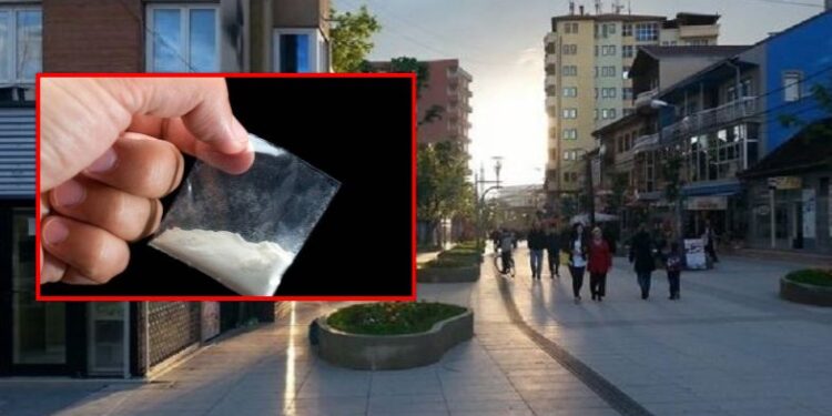 E rëndë: 18-vjeçarja nga Vushtrria përfundon në QKUK si pasojë e mbidozës, një person e futi në furgon dhe e drogoi