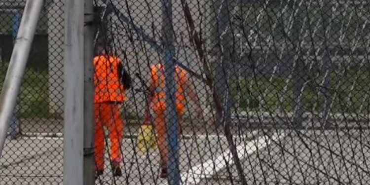 Rrahje mes të burgosurve në Burgun e Dubravës, 21-vjeçari e bën për spital 36-vjeçarin
