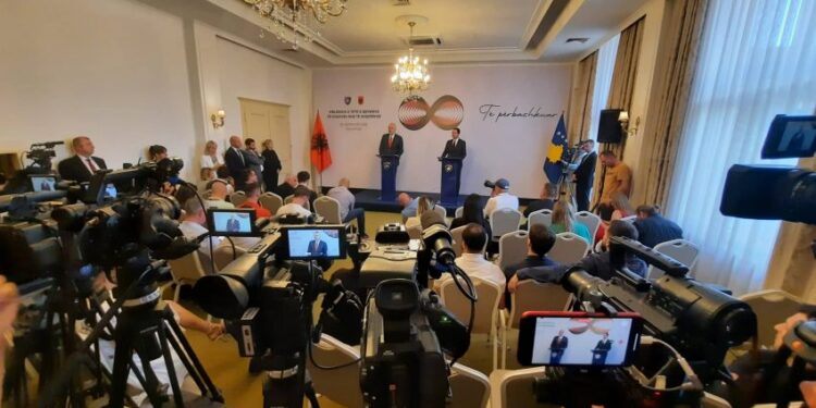 Rama në stilin e tij, vë në “siklet” Kurtin: Paralajmëron t’i drejtohet Strasburgut për Thaçin, Selimin, Veselin dhe Krasniqin