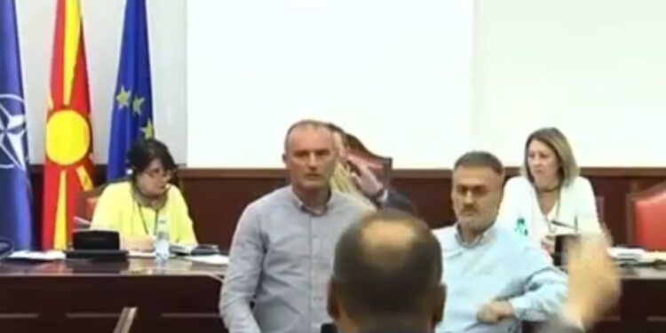 Incidenti në Kuvend/ Dy deputetët e Aleancës në krah të deputetit të VMRO