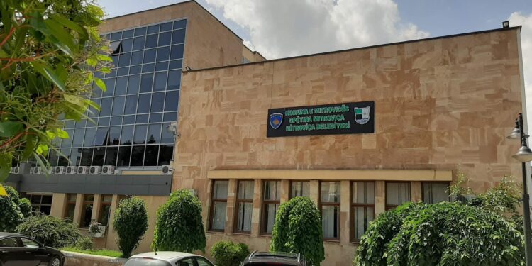 LAJMI I FUNDIT: Vdes zyrtarja e Komunës së Mitrovicës