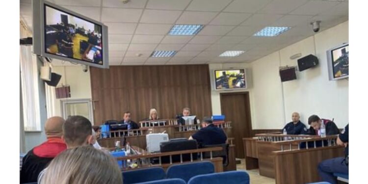 Eskalon situata në Gjykatën e Prizrenit, ish-komandanti i UÇK-së gjuan me shishe