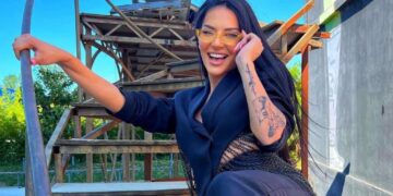 Në bikine, Effi tërbon ndjekësit me vallëzim provokues