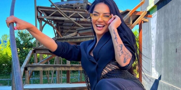 Në bikine, Effi tërbon ndjekësit me vallëzim provokues