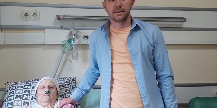 “Ai nuk do e fali veten e as ty, po e djeg një dhimbje, mos ia bëj dy”, nëna e Hysni Gucatit shtrihet në spital