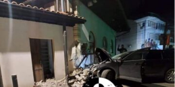 Vetura hyn brenda xhamisë në Pejë, tre persona të lënduar dhe dëme të mëdha materiale