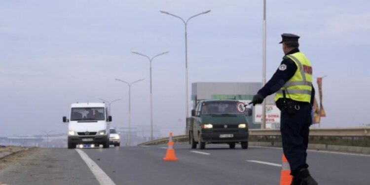 Ekskluzive: Rreth 20 migrantë nga Iraku e Siria kapen në Obiliq, shoqërohen në Polici bashkë me shoferin e minibusit që i voziste