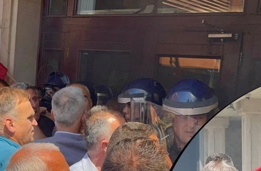 Policia përdor gazin lotsjellës për të shpërndarë veteranët protestues