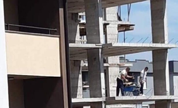 E frikshme: Punëtorët e ndërtimit rrezikojnë jetën në qendër të Mitrovicës, hedhin dërrasa nga katet e larta