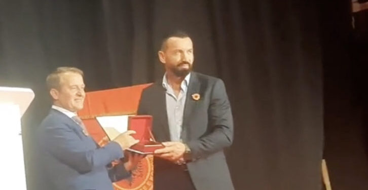 Kryetari Ferit Idrizi i ndanë Bekim Shytit çmimi “Emblema e Qytetit” të Vushtrrisë