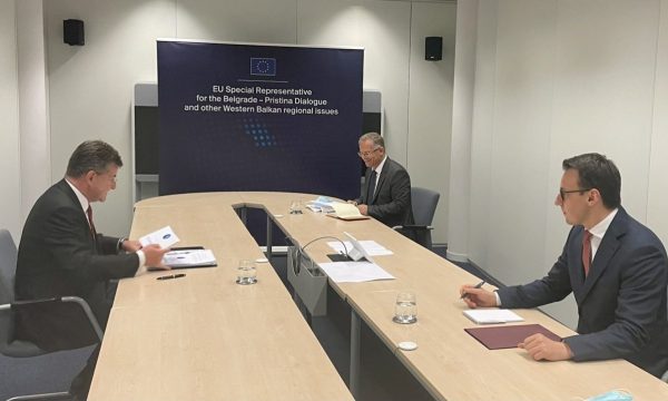 Takimi i Bislimit me Petkoviq nesër në Bruksel, Vuçiq: Nëse pala tjetër nuk shpik diçka…