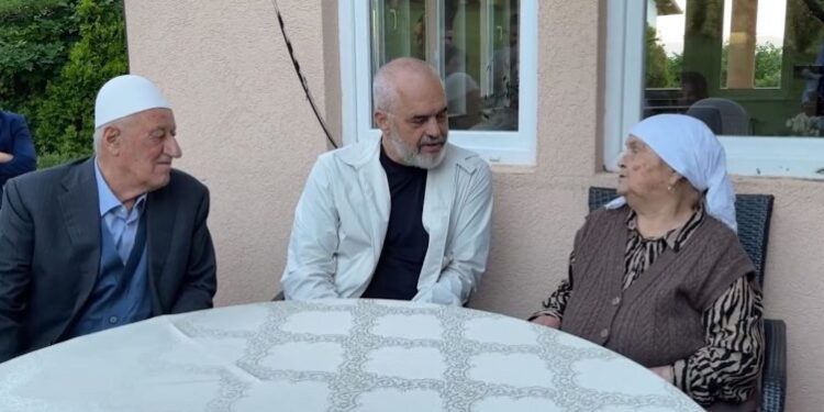 Rama në familjen e Thaçit: E kam si vëlla, e takova në Hagë se më kishte marrë malli