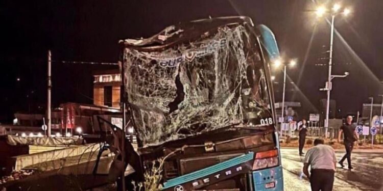Aksident i rëndë në rrugën Gjilan-Ferizaj, një autobus bëhet llom