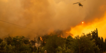 Nga moti i nxehtë dhe erërat shpërthejnë zjarret në Greqi