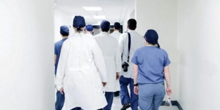 Mbi 80 mjekë do të largohen nga Kosova, kanë gjetur punë jashtë vendit