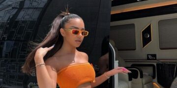 E veshur në bikini, Kida shfaq linjat e saj trupore para pasqyrës