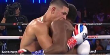 Shfaqet një “Tyson i ri” në ring, bokseri e kafshon në vesh rivalin e tij gjatë meçit