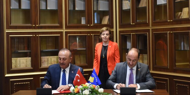 Aliu takohet me Çavusoglun, nënshkruajnë marrëveshje për rritje të numrit të fluturimeve