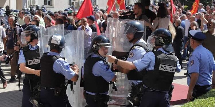 Veteranët tentojnë të hyjnë në Kuvend, përplasen me Policinë