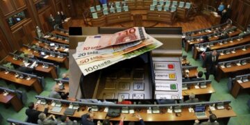 Me votim të Kuvendit rriten simbolikisht pagat për secilin të punësuar në Kosovë