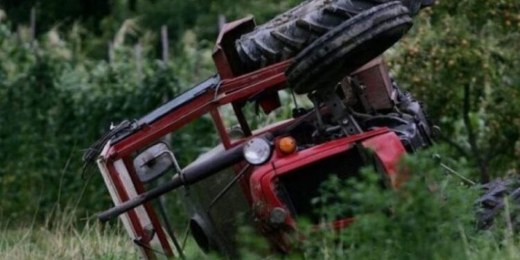 E rëndë: Lëndohet duke punuar me traktor, 70-vjeçari dërgohet në gjendje të rëndë në QKUK