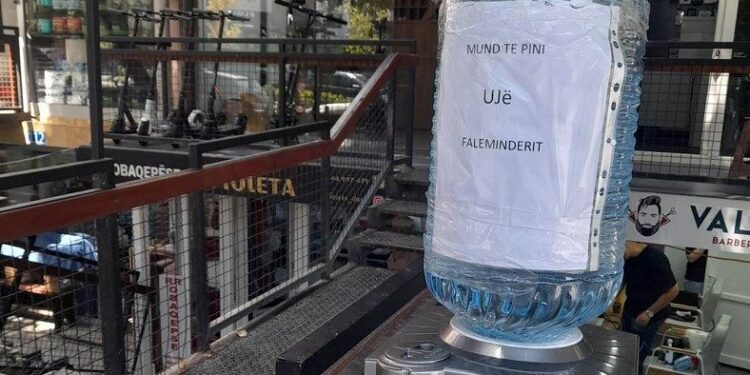 ‘Mund të pini ujë’: Dikush bën gjest human në Prishtinë, duke dhënë ujë falas