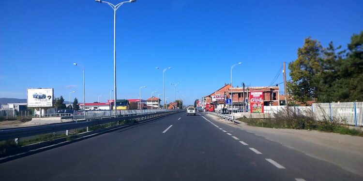 U ndalua për tejkalim të shpejtësisë, autobusit në magjistralen Prishtinë-Mitrovicë iu gjetën 57 emigrantë