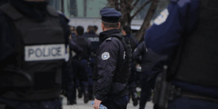 Këta janë dy policët që rrahën brutalisht qytetarin e prangosur brenda stacionit në Prizren