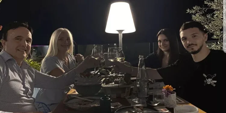 Mihrije Braha e lumtur bënë gëzuar nga pushimet e para me nusen