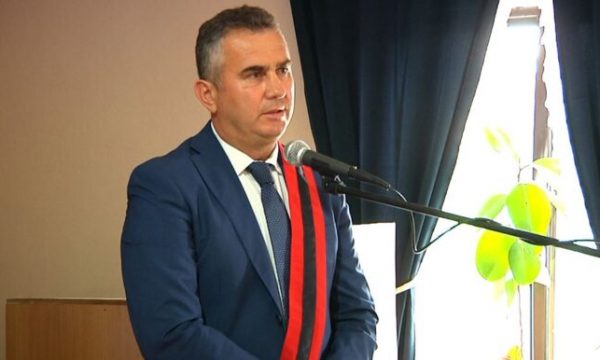 Kryetari i kësaj komune goditet me shuplakë nga një qytetar