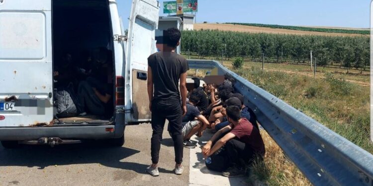 Zbulohet identiteti i të dyshuarit që mu kap duke kontrabanduar 34 sirianë në autostradën ‘Ibrahim Rugova’