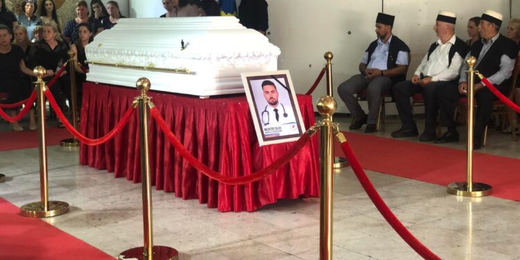 Nderohet mjeku që humbi jetën nga aksidenti në Gjakovë (FOTO)