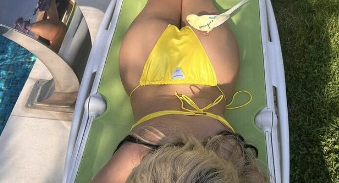 Zogu pushon në të pasmet e Era Istrefit (FOTO)