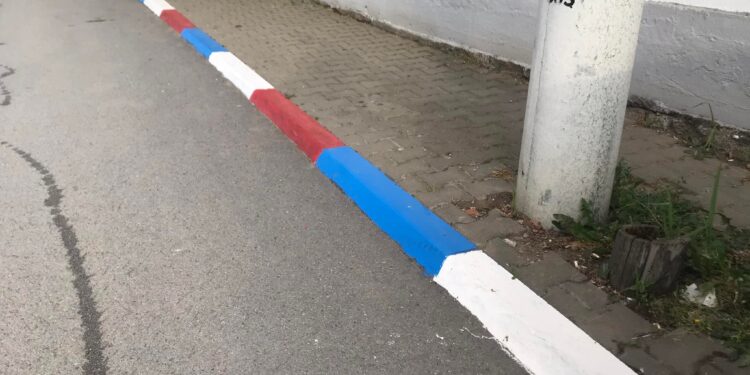 Vushtrriasi  ngjyros  anësoret e trotuarit, me ngjyrat e flamurit serb, reagon komuna:  Ndaj personave që bëjnë shkelje të tilla do të ndërmerren masa ligjore