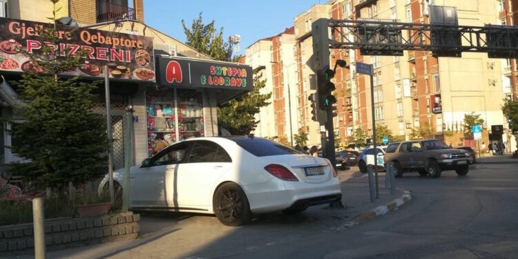Mërgimtari parkon ngjitur me semaforët, gati sa s’hyn në qebaptore