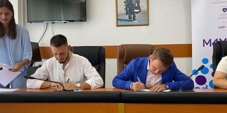 Komuna e Vushtrrisë nënshkruan kontratat e para për projektet për të rinjë “M4Y” nē vlerë 250 mijë dollarë