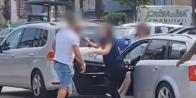VIDEO / “Mërgimtari” del nga vetura dhe tenton ta godas shoferin e veturës tjetër