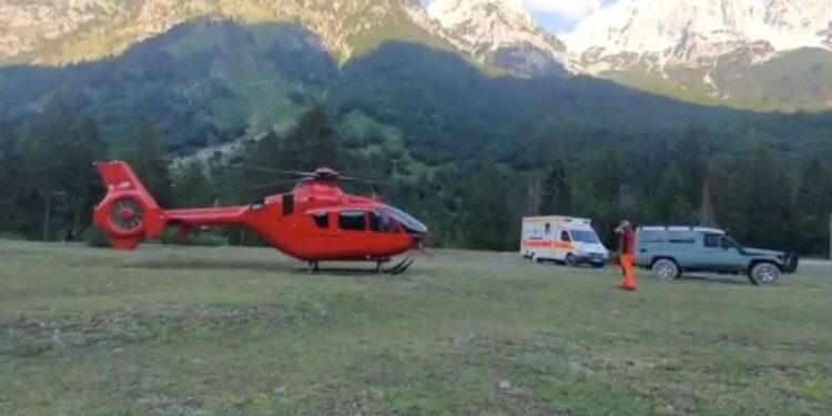 Forcat e Kërkim-Shpëtimit nga Kosova intervenuan në Valbonë: Momenti kur transportohet trupi i pajetë i turistit që vdiq