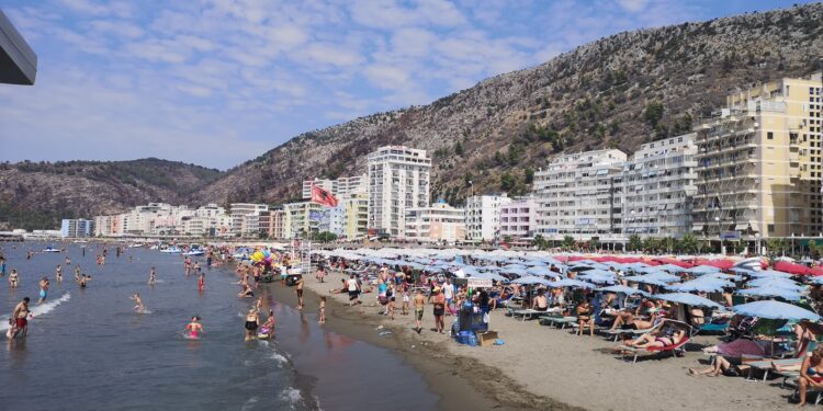 ‘Çmimet janë rritur me 50%”, pushuesit braktisin plazhin e Shëngjinit