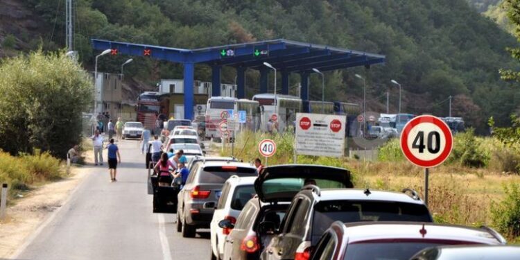 Kolona 800 metra e pritje mbi 1 orë nëpër pikat kufitare