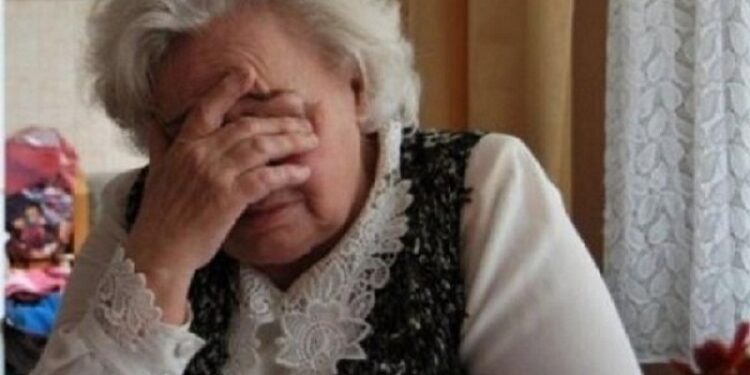 ‘E fshehu fshesën elektrike’: Nusja e bën për spital vjehrrën 76-vjeçare, e rrah me bisht fshese
