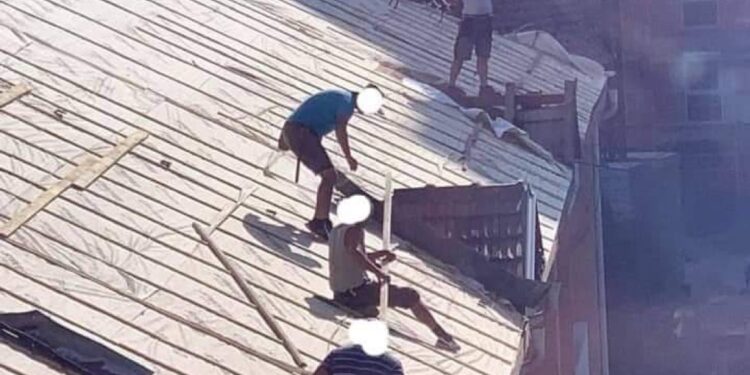 Rrezikohen punëtorët që po rregullojnë çatinë një shkolle në Mitrovicë, punojnë pa mjete mbrojtëse